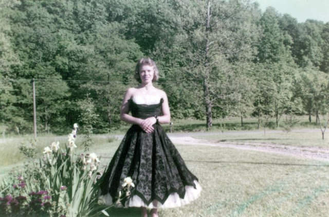 High School Prom Dresses in the 1950s: Glamour and Dreams thorough Fabulous Vintage Photos