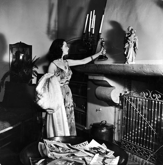 Vivien Leigh with her Oscar for Gone With the Wind, 1940.