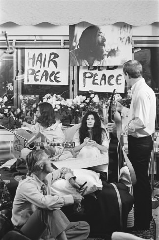 John Lennon, Yoko Ono, Tommy Smothers and Timothy Leary.