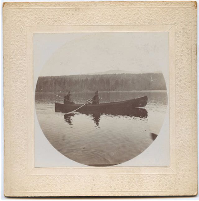 These Round Pictures Were Some of the First Candid Snapshots take with Kodak’s First Commercial Camera, 1890s