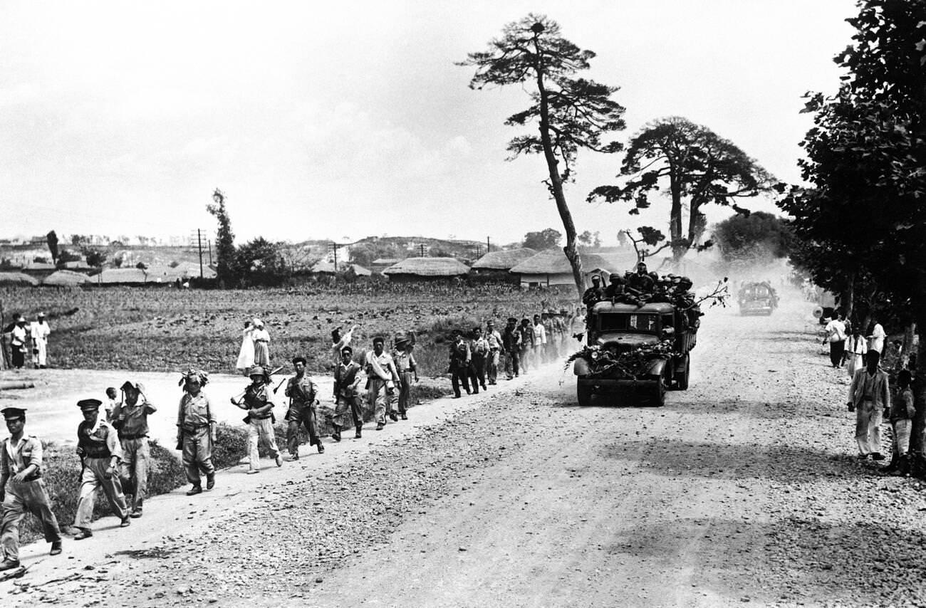 Troops of the South Korean army move towards the fighting zone, 1950s.