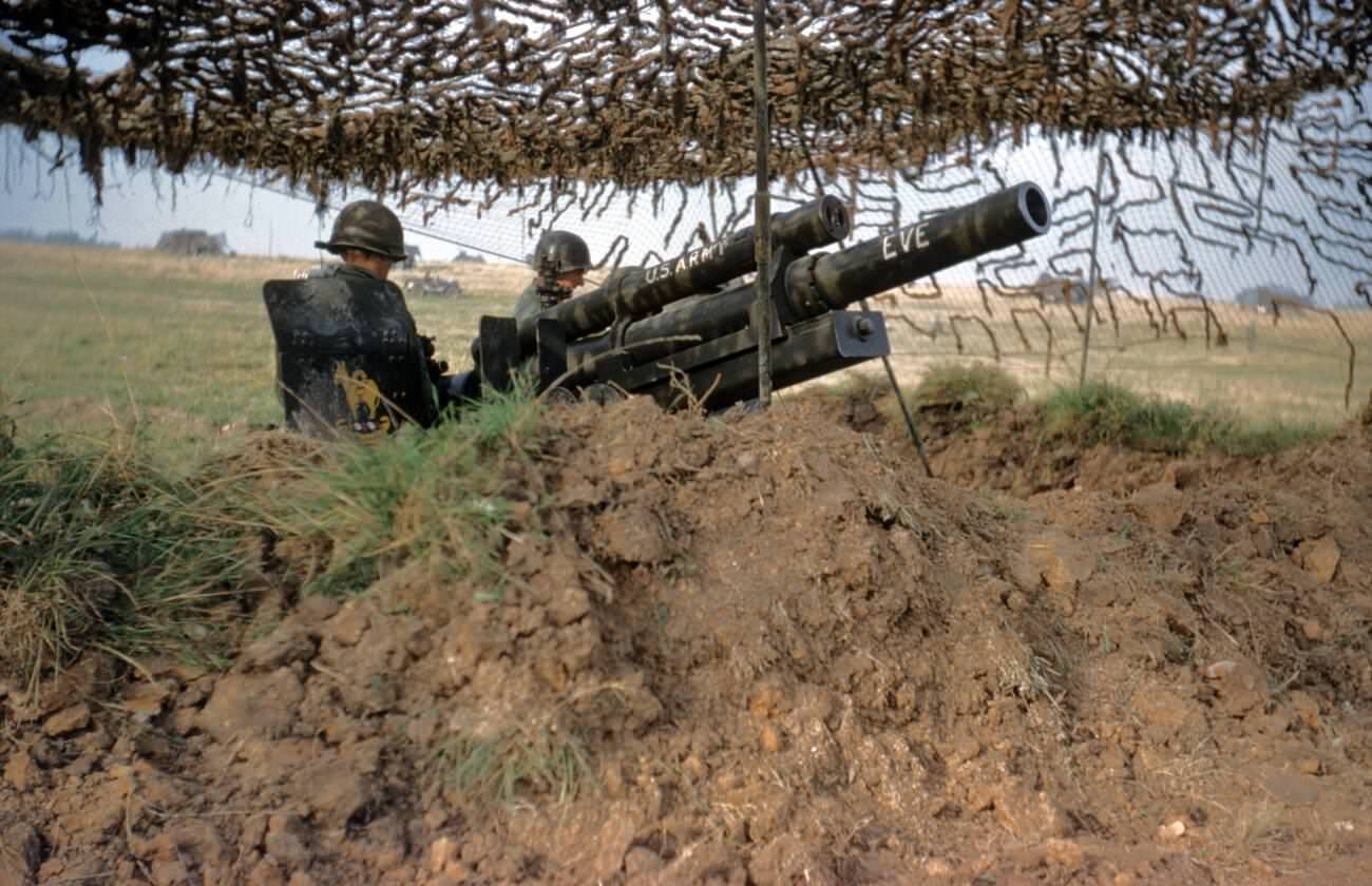 Korea-Krieg US ARMY / United States Army Leichte Feldhaubitze M101 / M2 105 mm - Korean War Leight Howitzer M101 / M2 105mm / 4.1 Inch, 1950s.