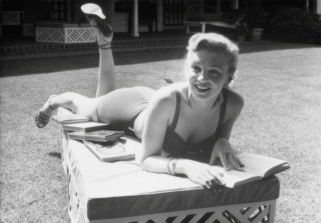 Fabulous Vintage Photos of Marilyn Monroe Reading Books