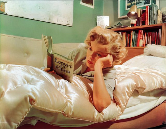 Fabulous Vintage Photos of Marilyn Monroe Reading Books