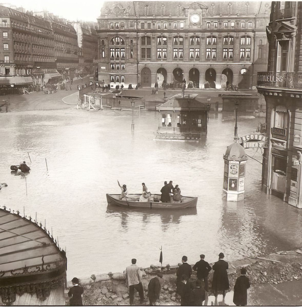 A Photographic Tour of Paris in the 1930s Through Roger-Viollet's Lens