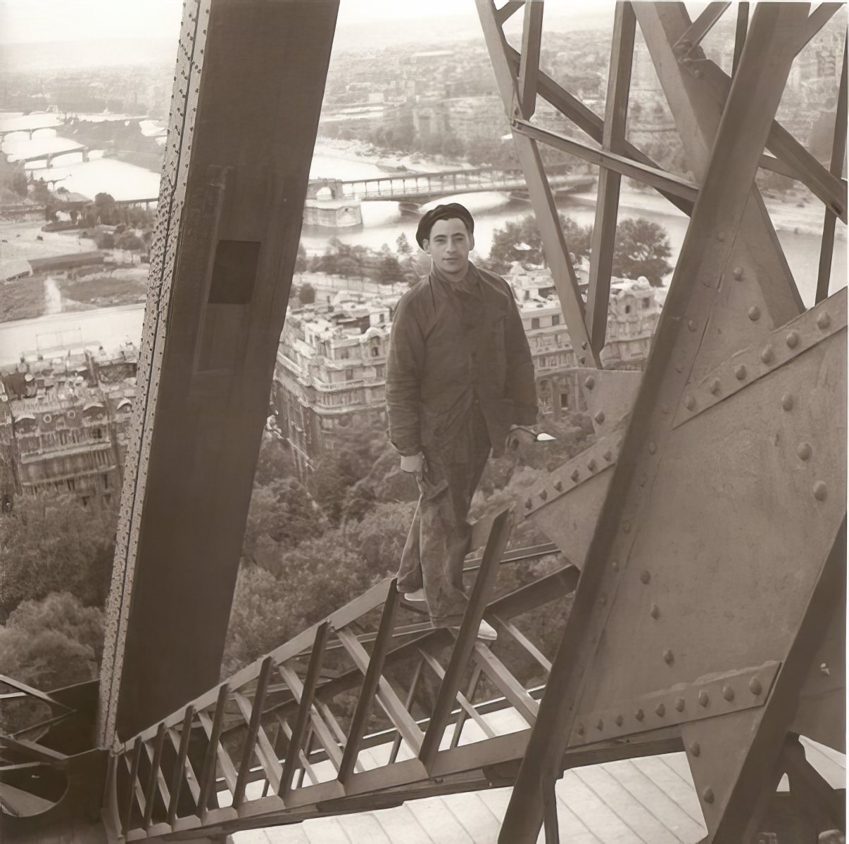 A Photographic Tour of Paris in the 1930s Through Roger-Viollet's Lens