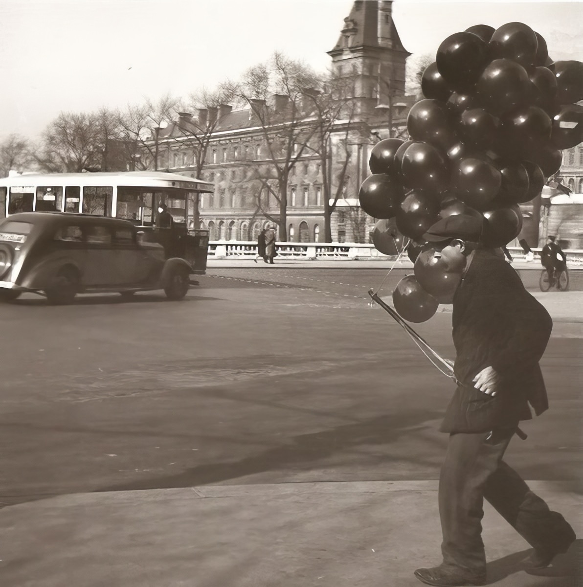 A Photographic Tour of Paris in the 1930s Through Roger-Viollet's Lens