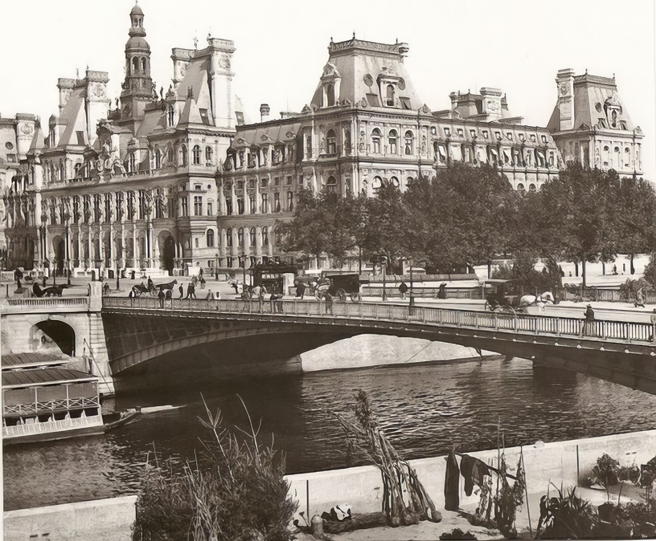 A Photographic Tour of Paris in the 1930s Through Roger-Viollet's Lens