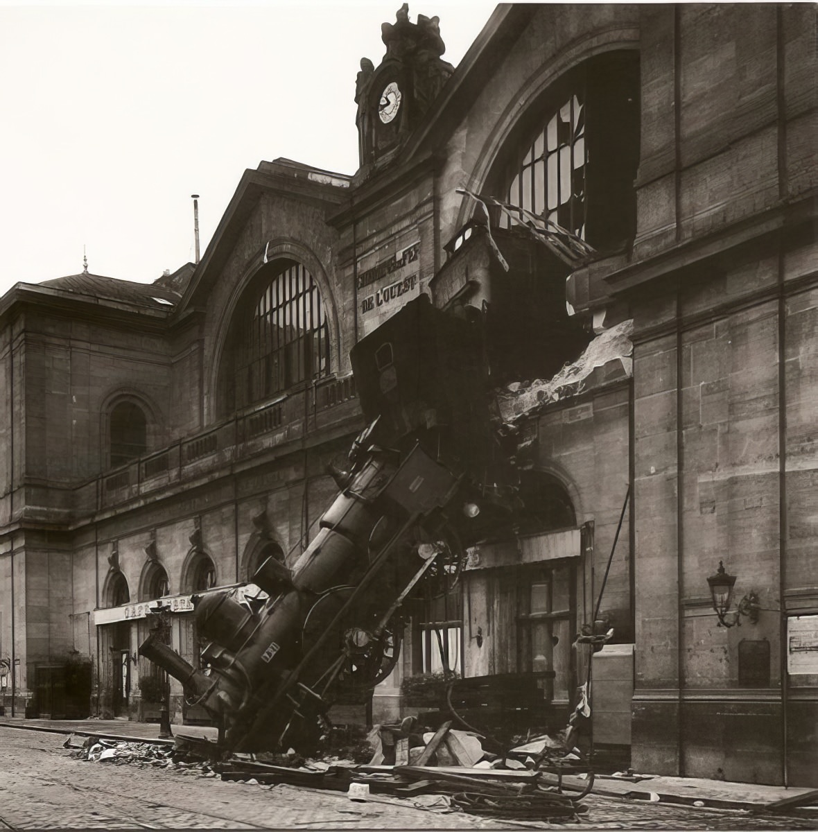 A Photographic Tour of Paris in the 1930s Through Roger-Viollet's Lens