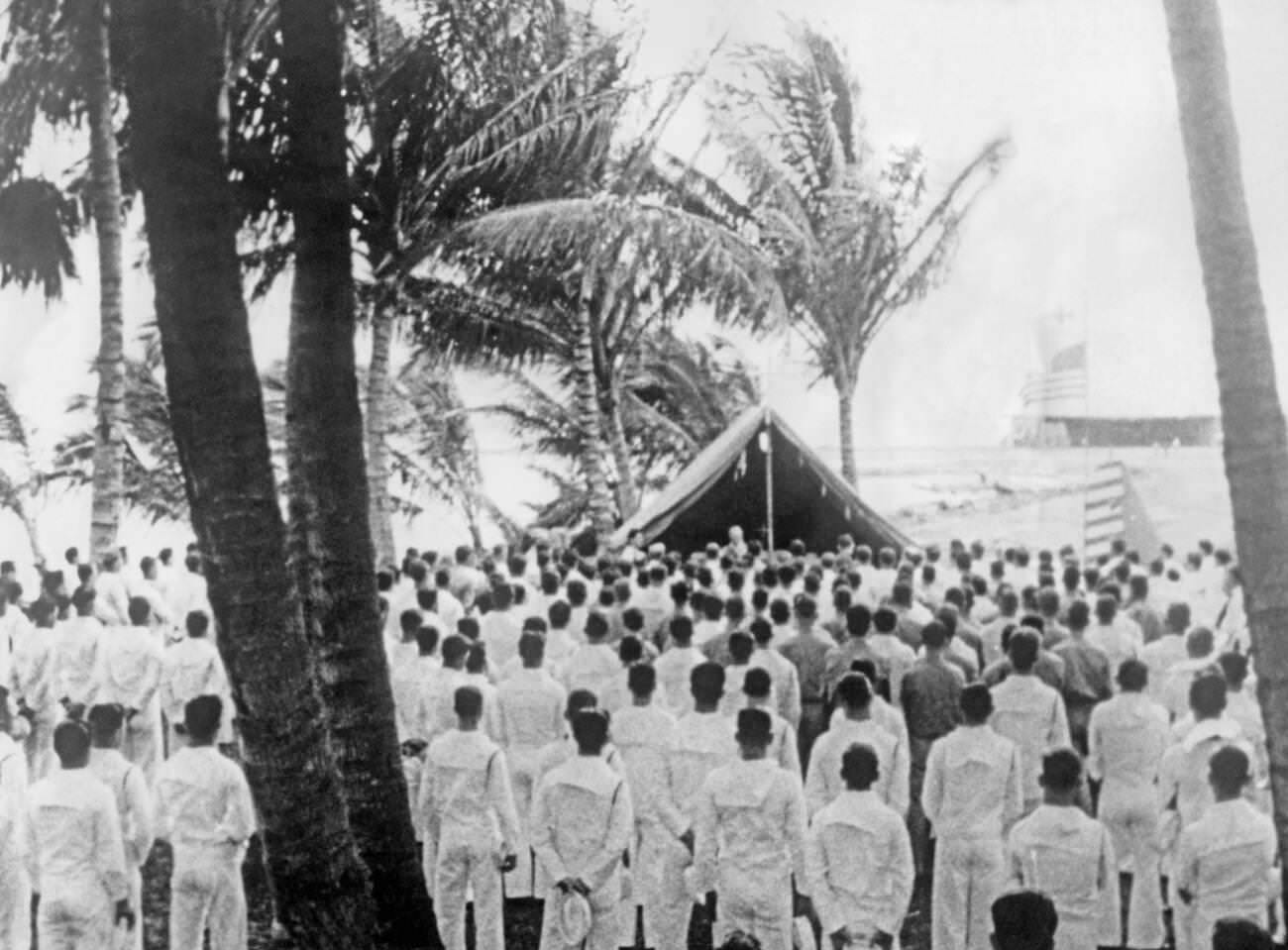 Participants of a church service in the US-American naval base Pearl Harbor, 1941.