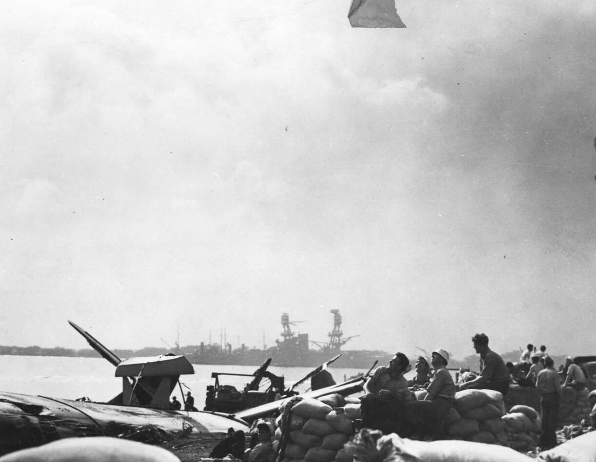 Gun crews during the Japanese attack on Pearl Harbor, 1941. Sailors on the alert at their battle stations in NAS.