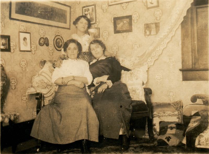 Step back in time with these Stunning Historical Photos of People at their Homes in the Early 1900s