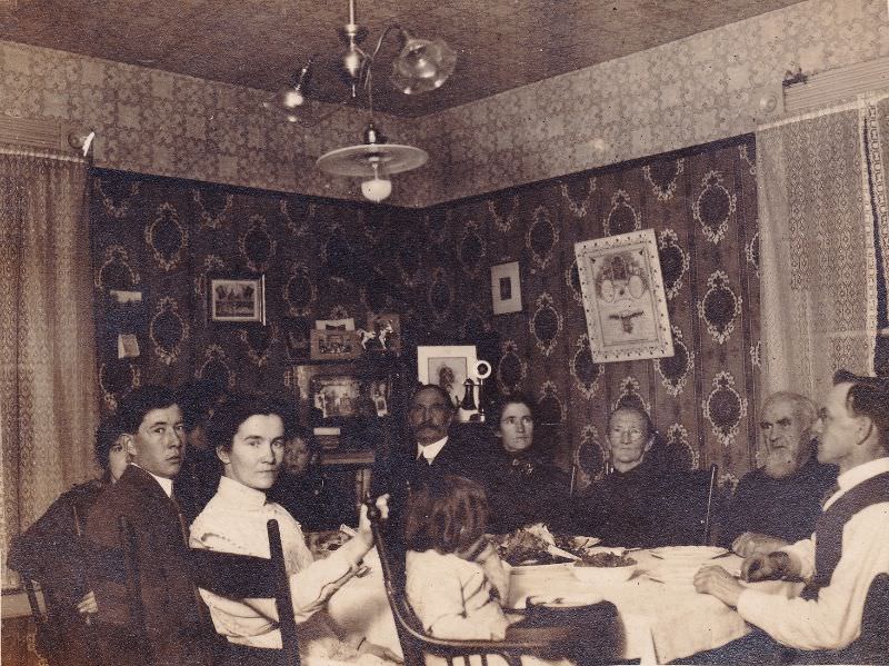 Step back in time with these Stunning Historical Photos of People at their Homes in the Early 1900s