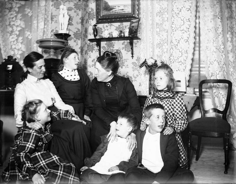 Step back in time with these Stunning Historical Photos of People at their Homes in the Early 1900s