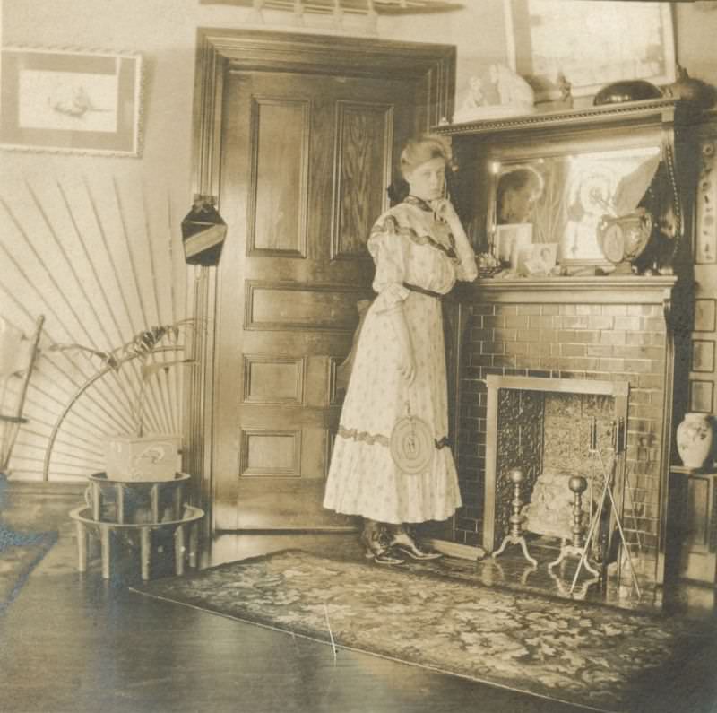 Step back in time with these Stunning Historical Photos of People at their Homes in the Early 1900s