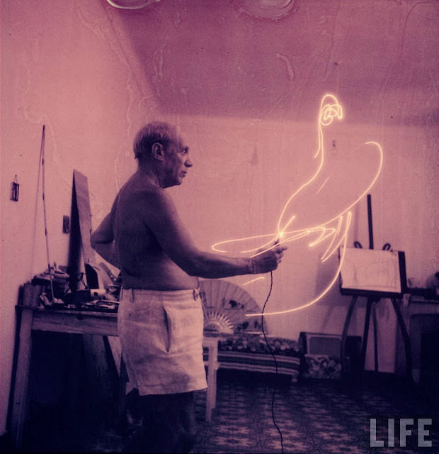 Incredible Color Photographs of Picasso Painting in Light in 1949