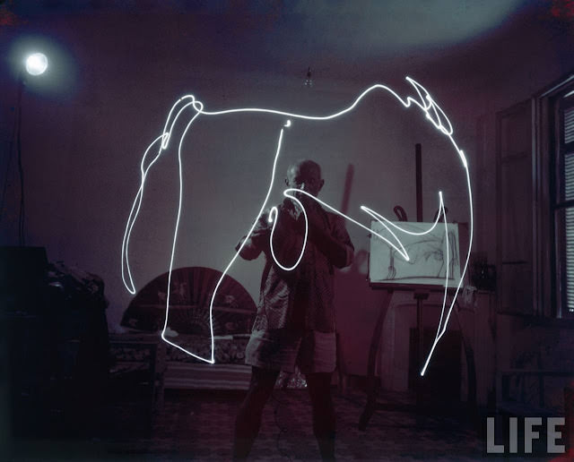 Incredible Color Photographs of Picasso Painting in Light in 1949