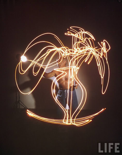 Incredible Color Photographs of Picasso Painting in Light in 1949