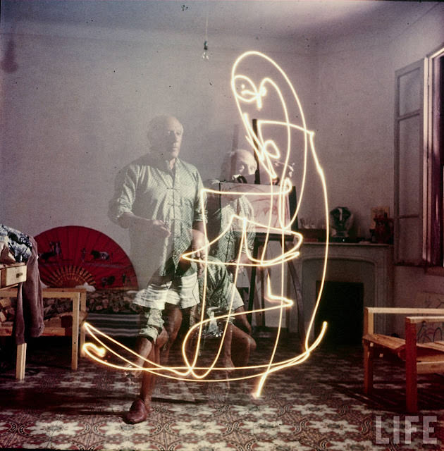 Incredible Color Photographs of Picasso Painting in Light in 1949