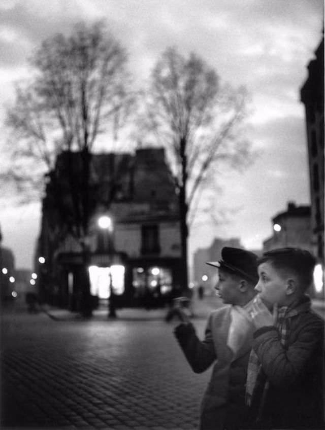 The Street Life of Postwar Paris through the Lens of Izraelis Bidermanas