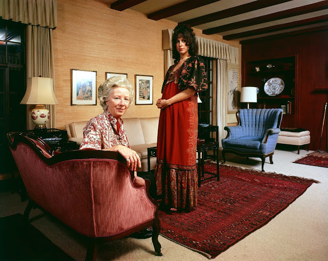 The Jefferson Airplane’s Grace Slick poses with her mother, Virginia Wing, in the living room of the home where she grew up in Palo Alto, California in 1970.