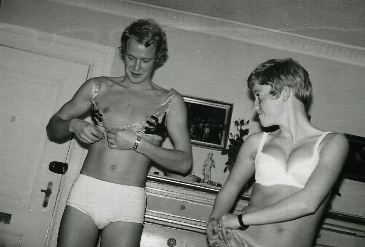 Vintage Photos of Student House Parties in the 1960s