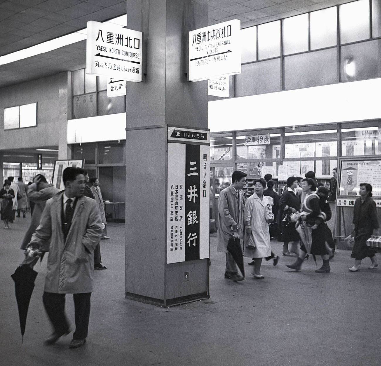 A view inside the Tokyo metro, 1950s.