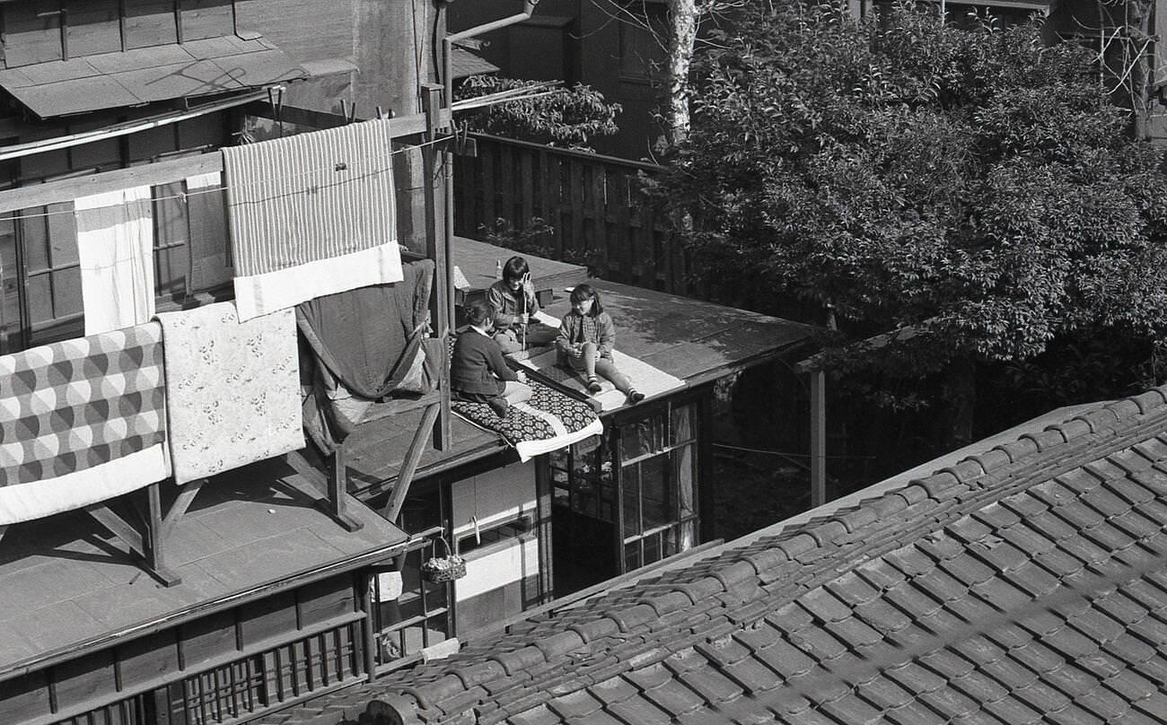Children enjoying the sun on a rooftop in Tengenji, Tokyo, 1957.