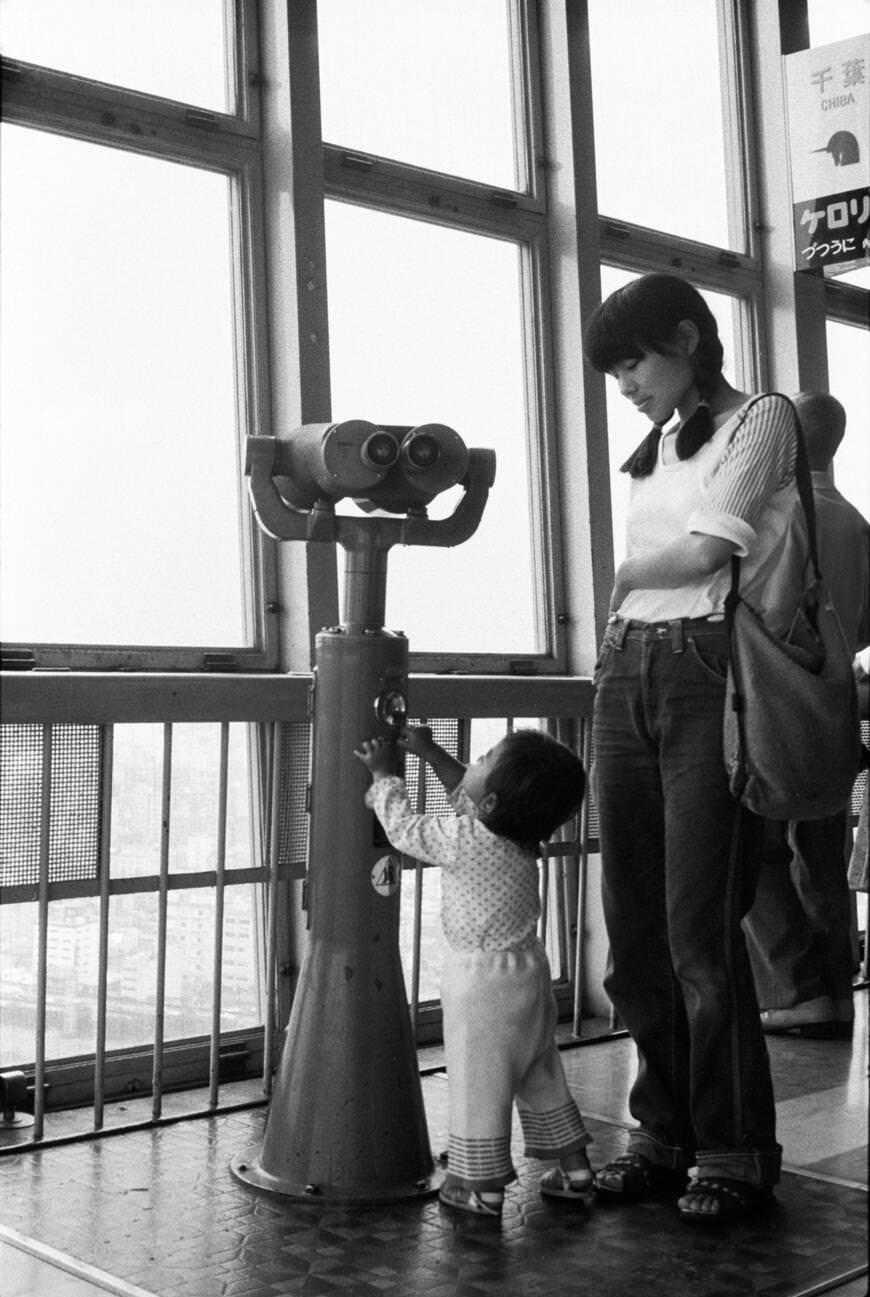 Mother and child on the terrace of the Tokyo Tower, Japan, 1979.