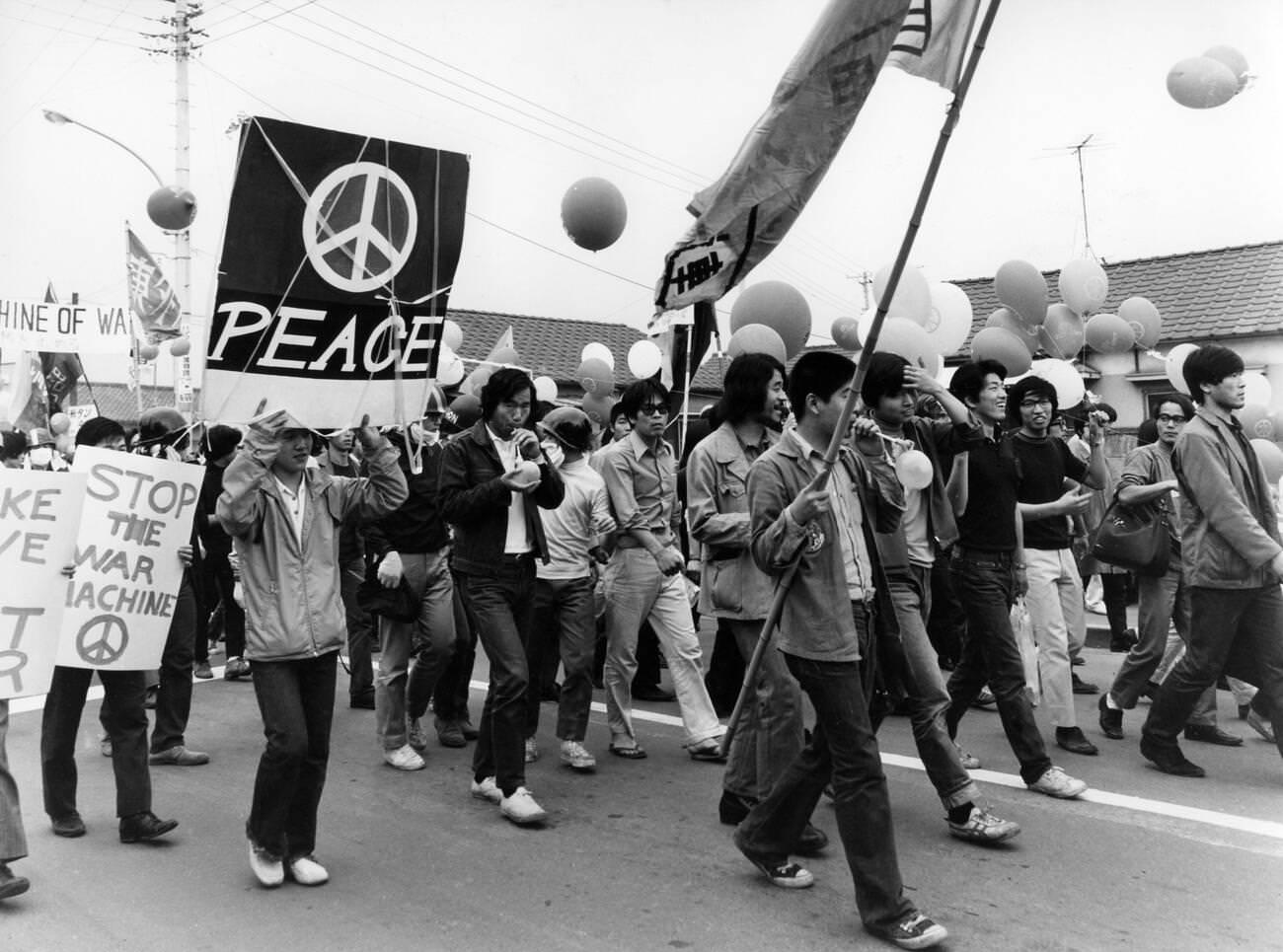 Students demonstrating against the war in Vietnam, Tokyo, 1971.