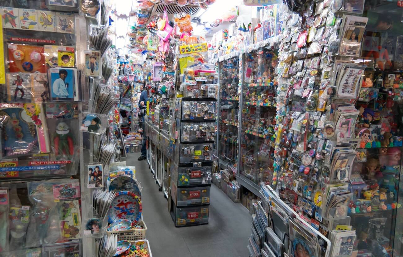 A Japanese shop selling old toys, vintage dolls, collectibles, and memorabilia, in the Nakano Broadway mall in Tokyo, Japan, 1970s.