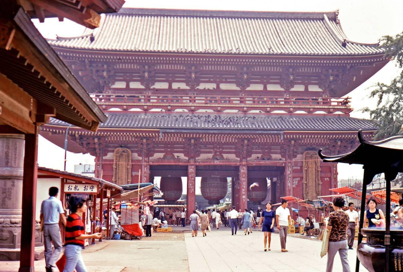 Visitors walk through the gate to the Kannon Temple and Shrine in Tokyo, 1973.