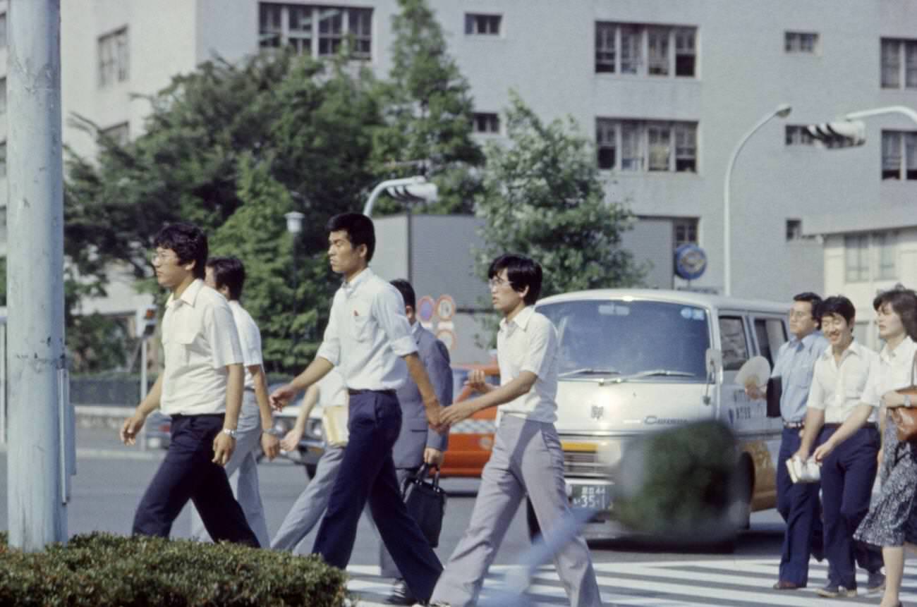 People cross the street, Tokyo, 1970s.