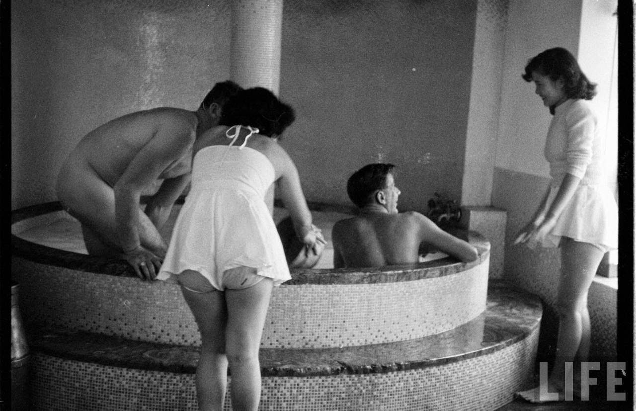 Vintage Photos Show Inside a Tokyo Bath House in 1951