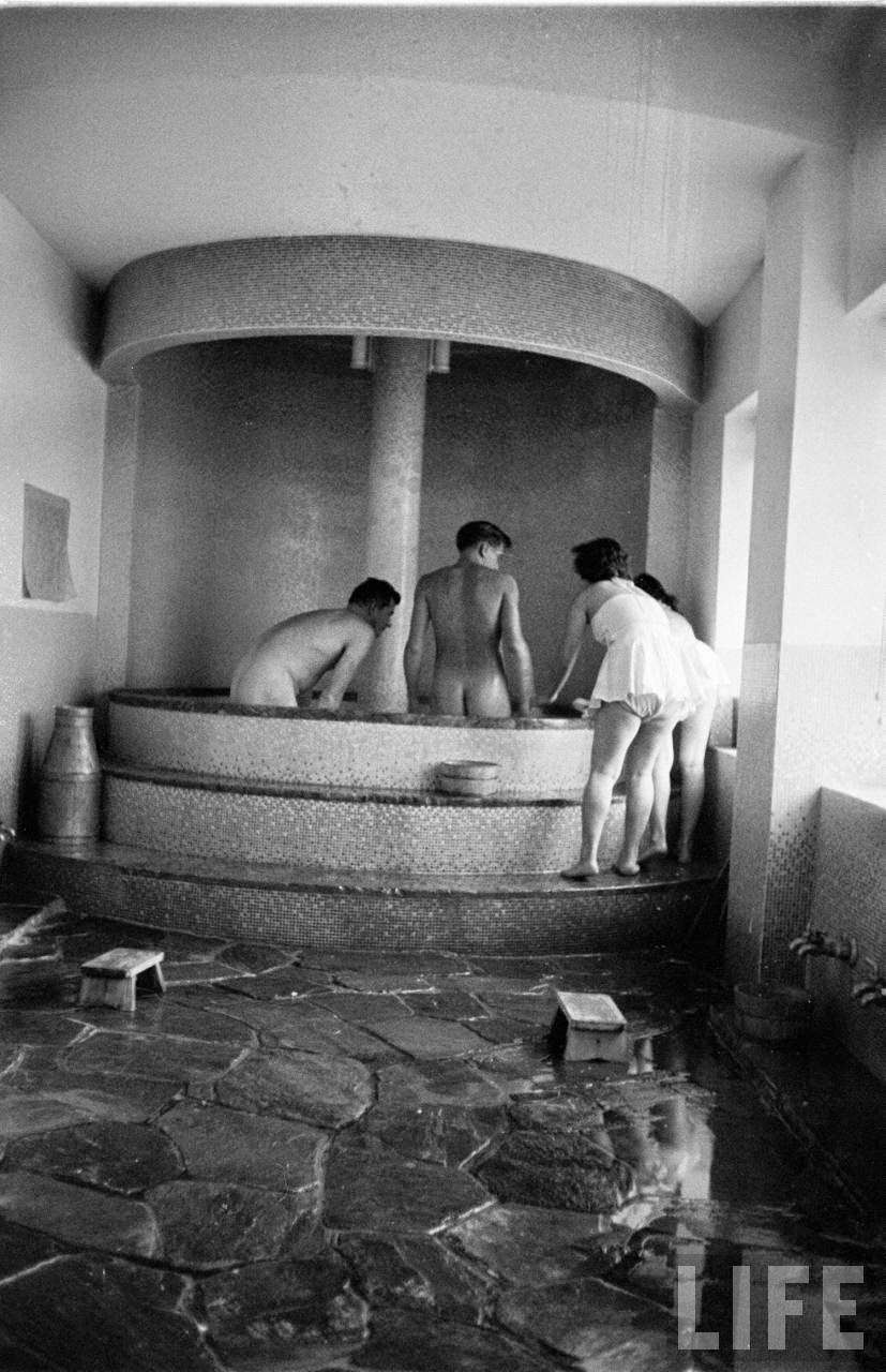 Vintage Photos Show Inside a Tokyo Bath House in 1951