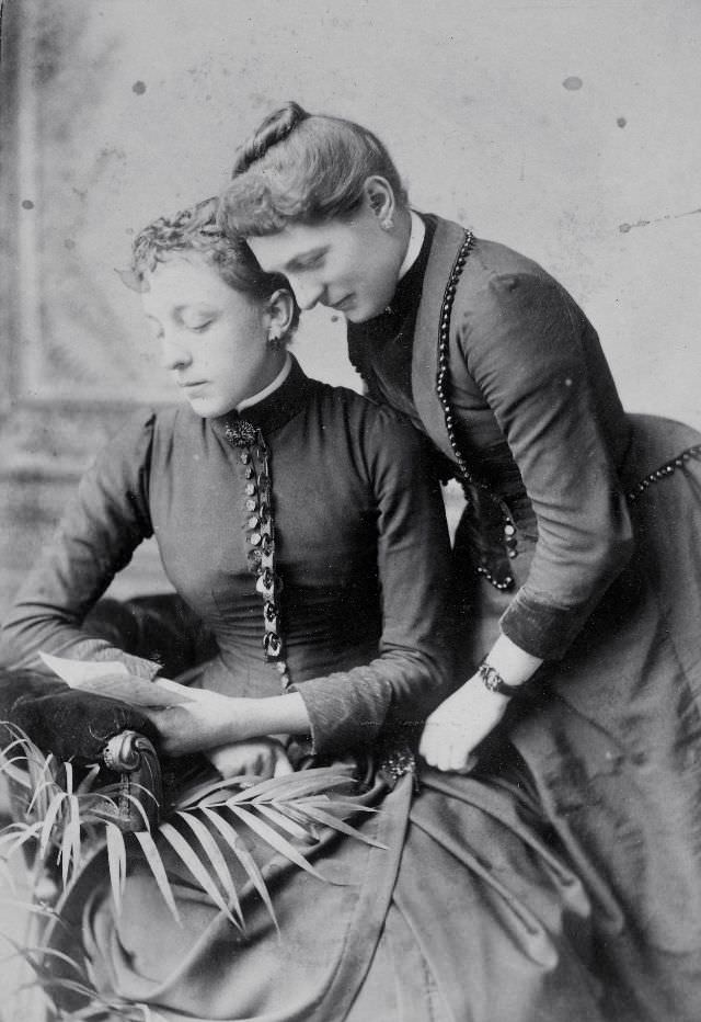 Fabulous Photos of Victorian Sisters from the Late 19th Century