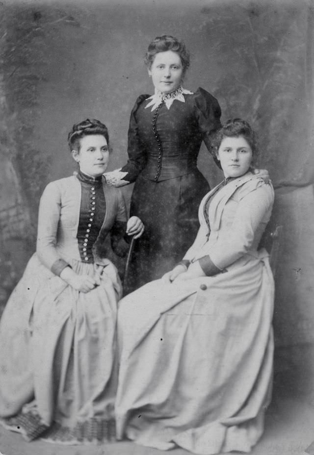 Fabulous Photos of Victorian Sisters from the Late 19th Century
