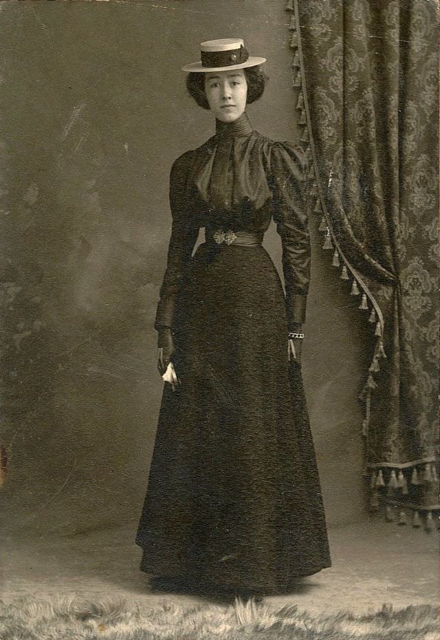 Woman with straw hat, Winterset, Iowa studio