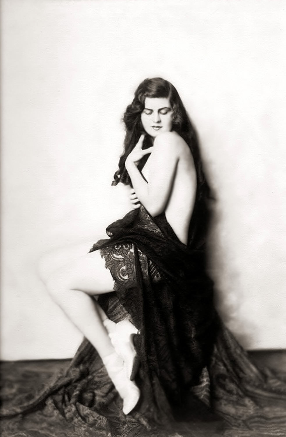The Anonymous Enchantresses of the Ziegfeld Follies: A Photographic Journey through Time with Alfred Cheney Johnston