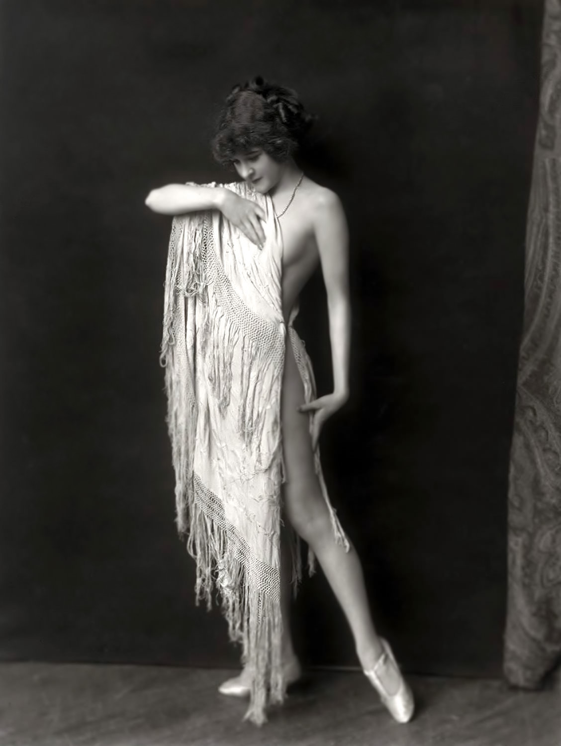 The Anonymous Enchantresses of the Ziegfeld Follies: A Photographic Journey through Time with Alfred Cheney Johnston