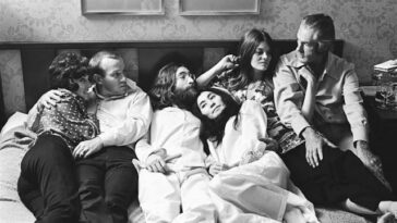 John Lenon and Yoko ono bed