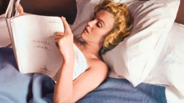 Marilyn Monroe Reading books
