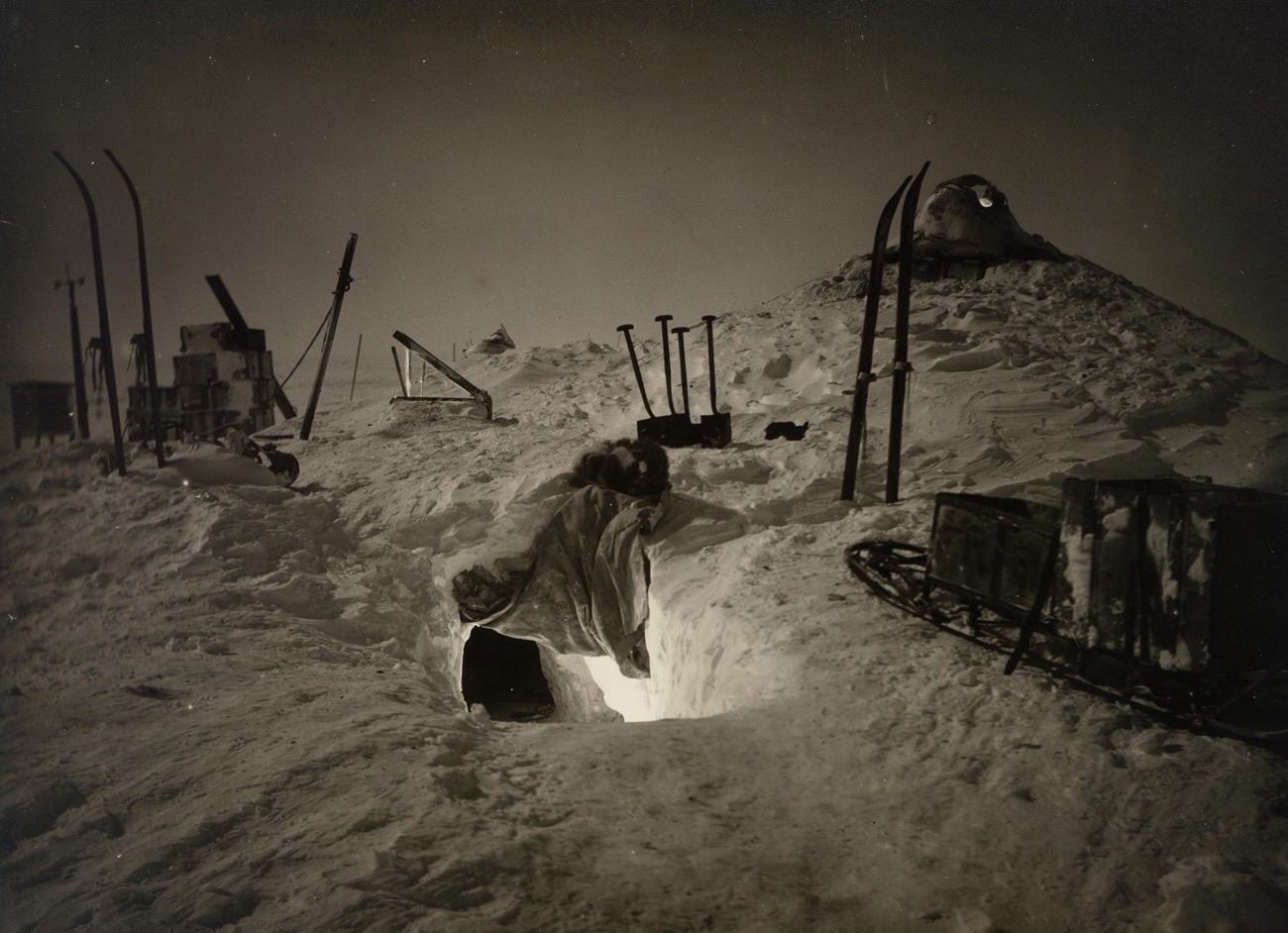 The 1911 Expedition to Antarctica: Frank Hurley's Photographic Documentation of the Australasian Antarctic Expedition