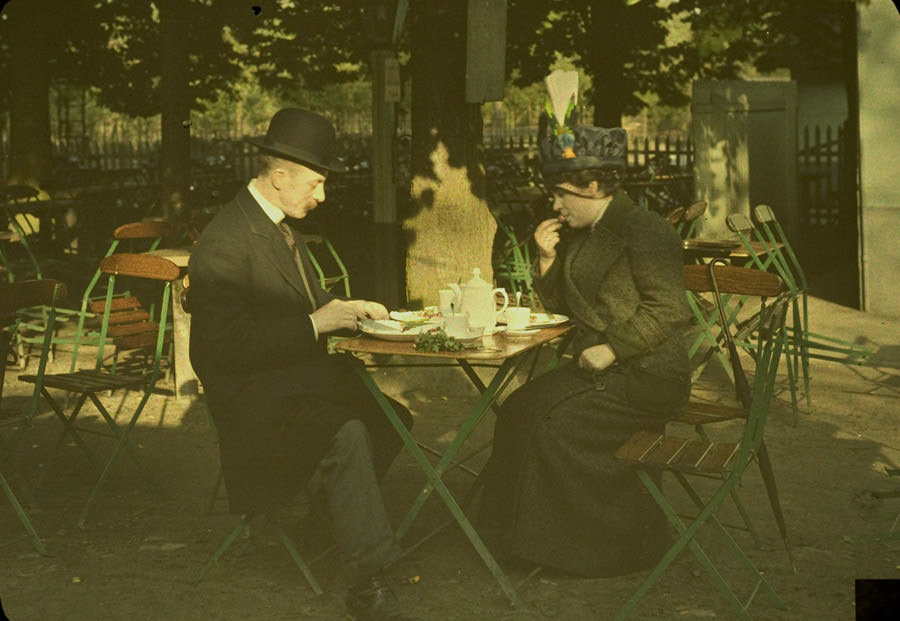 Paul Sano: Mrs. & Mr. Corbet having afternoon tea, 1910