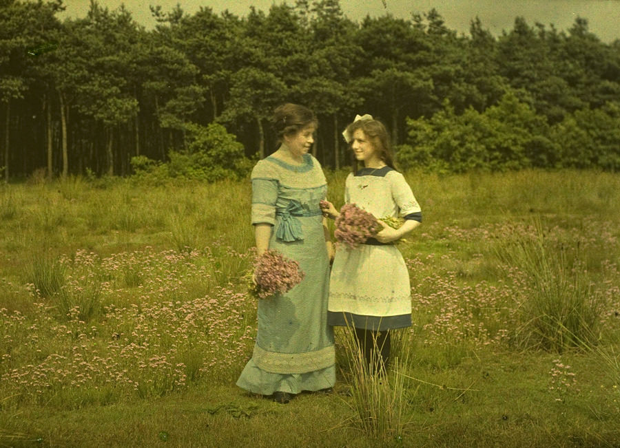 Mrs. Corbet and daughter on the heath, 1910