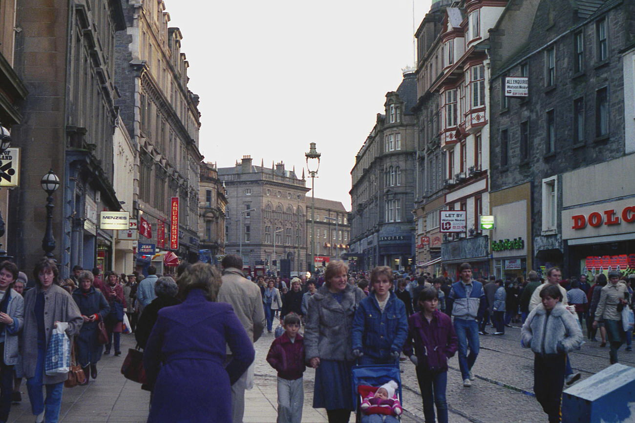 Winter Saturday in the Murraygate, 1984 It’s a typical Saturday, ‘doon the toon’.