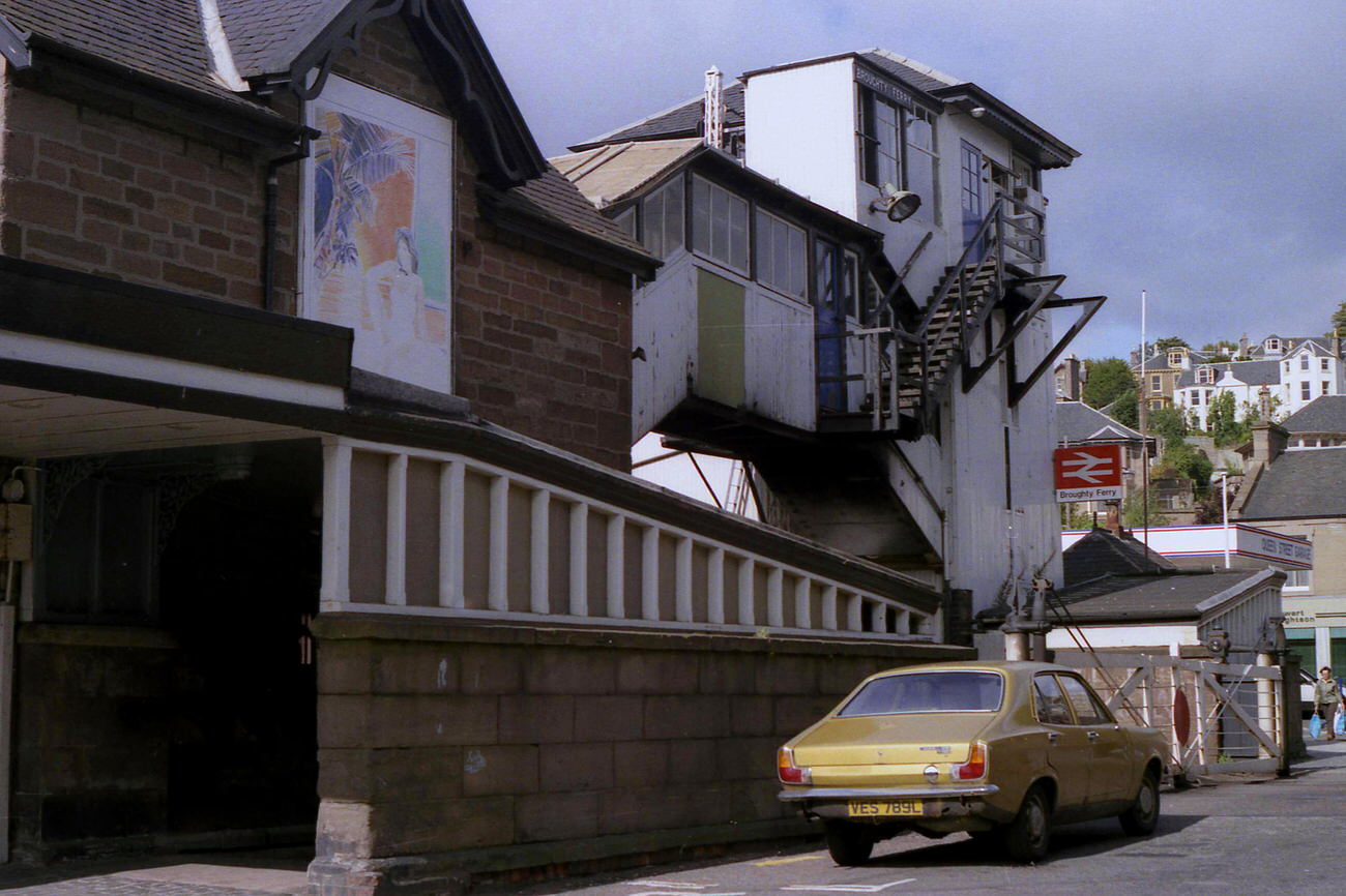 Broughty Ferry signal box (and signalman’s car!) on 11 September 1984.