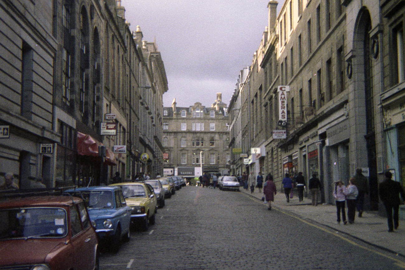 Castle Street is busy with pedestrians in 1981