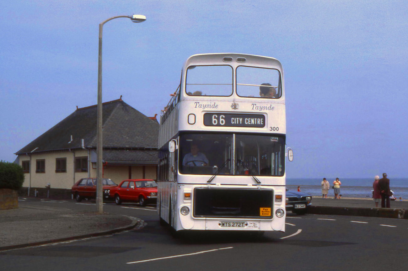 Open-top Volvo Ailsa leaving Broughty Beach, 1985