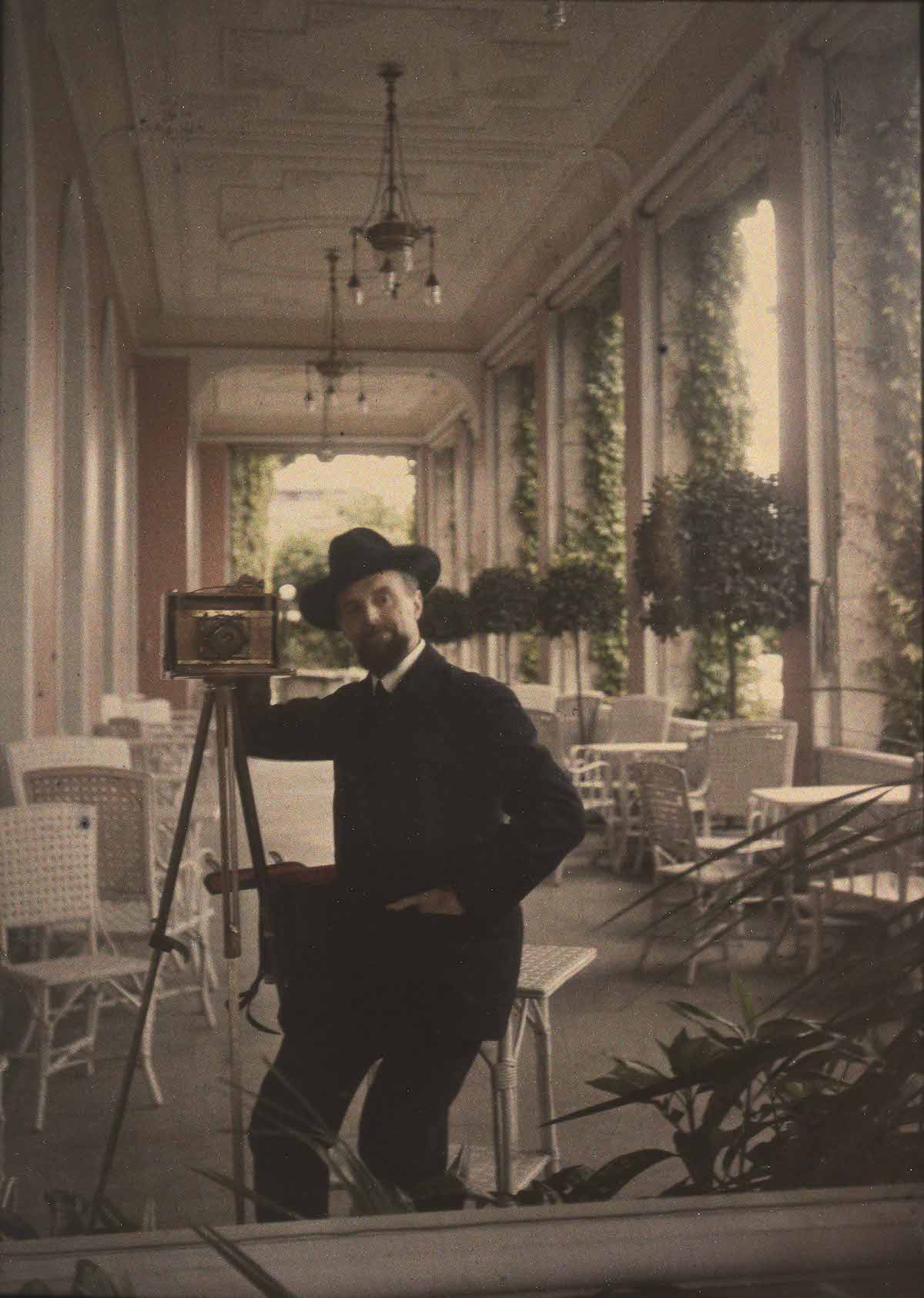 Léon GIMPEL (attribué à) L’autochromiste, vers 1920